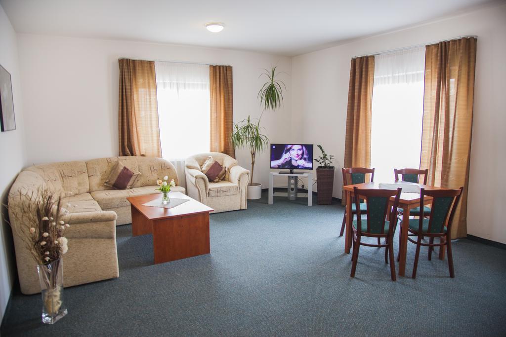 Hotel Eminent Zlaté Moravce Εξωτερικό φωτογραφία